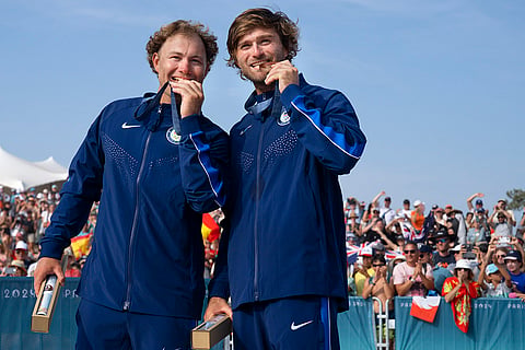 Bronze medalists Ian Barrows and Hans Henken during men's skiff medal ceremony 